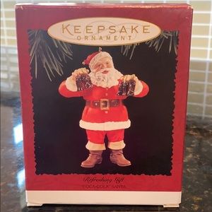 HALLMARK 1994 REFRESHING GIFT ORNAMENT